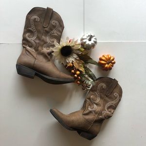 Dreamy “Dancer Me too” western brown boots 🌵